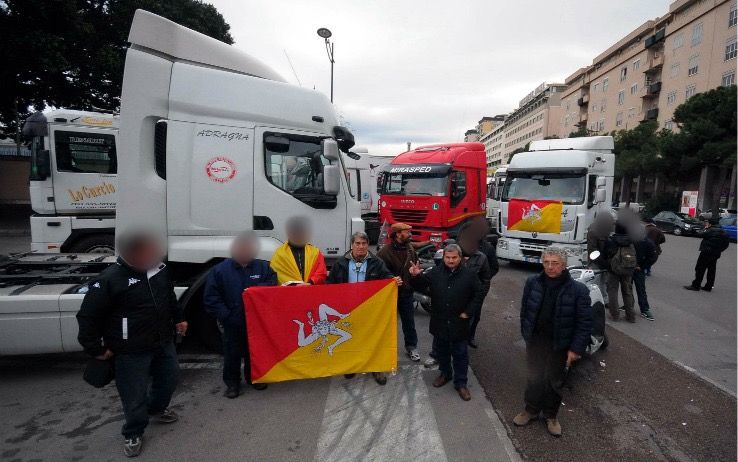Gennaio 2012 manifestazione con i Forconi al Porto di Palermo. (Foto pubblicata da Repubblica).